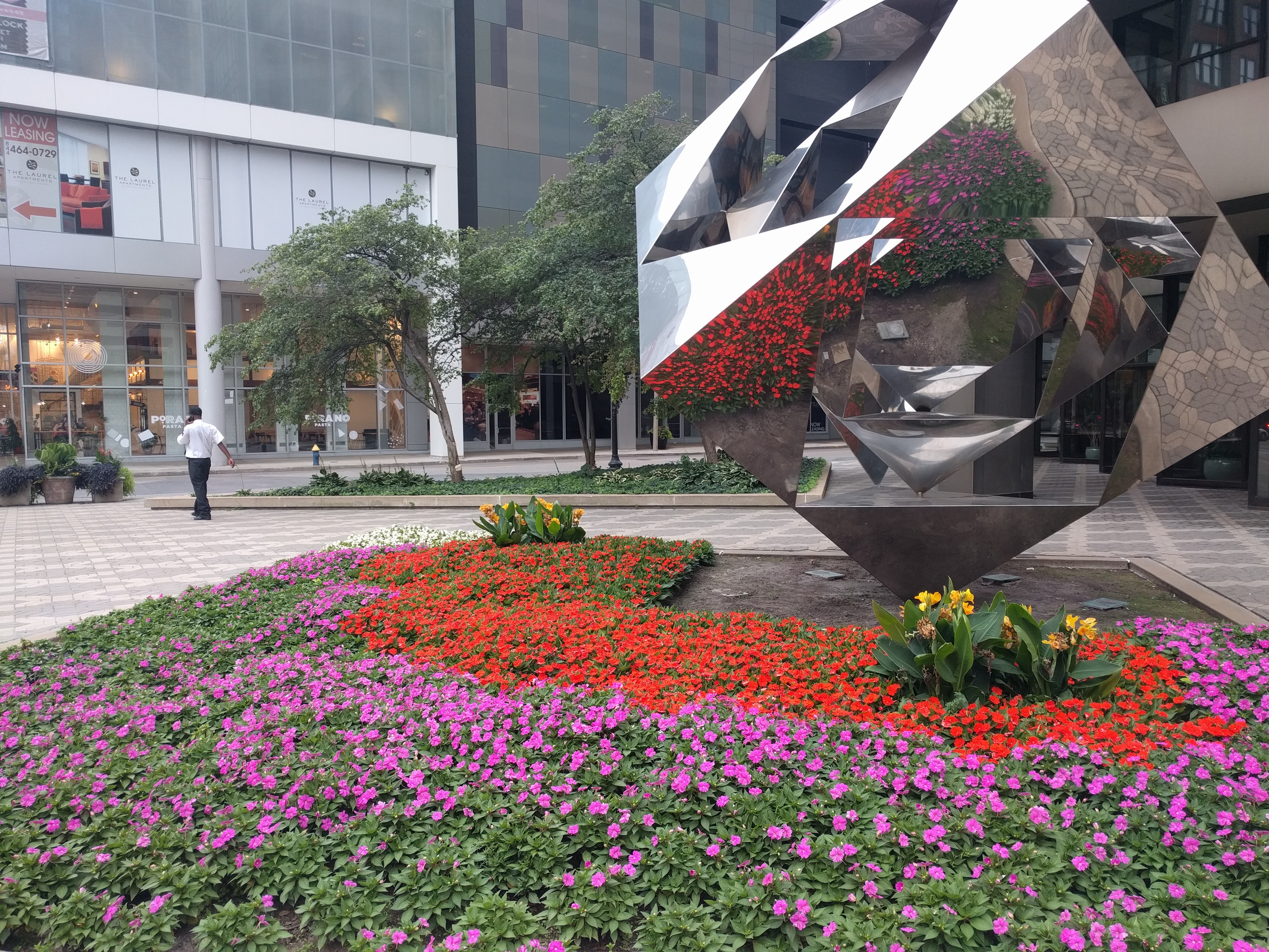 Metallic cube monument in St Louis